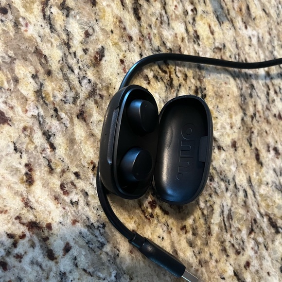 ONN earbuds - Picture 2 of 3